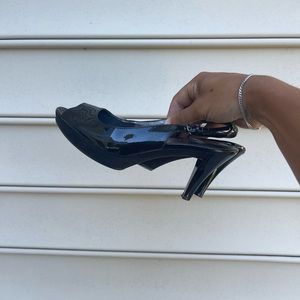 NINE WEST BLACK HEELS. CONDITION IS USED, LIGHTLY. SZ 7.